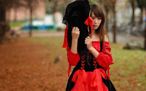 Wallpaper Wanita Model Si Rambut Coklat Rambut Coklat Gaun Merah Topi Hitam Di Luar