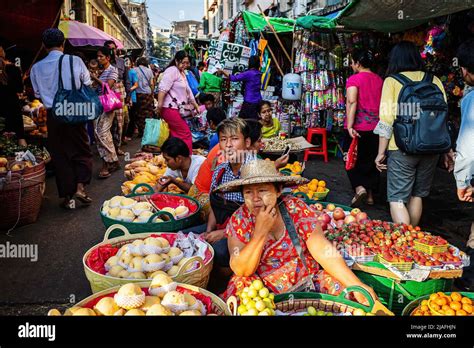 Yangon Myanmar 16th Jan 2020 Fruit Sellers Stand In The Middle Of