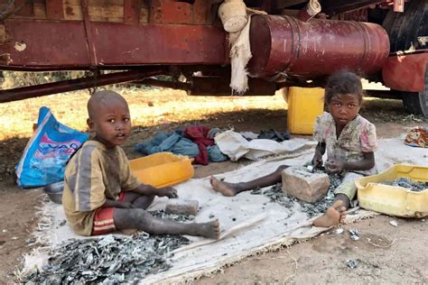 Lesercito Dei Bambini Che Lavora Nelle Miniere Africane Per Estrarre