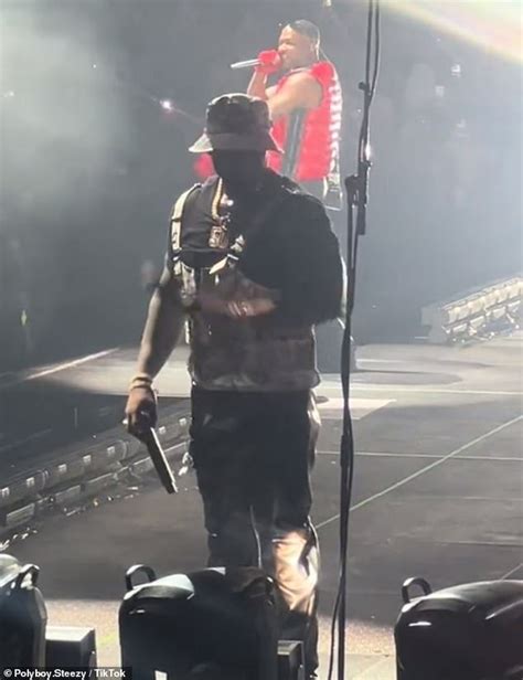 50 Cent Throws Microphone Into The Crowd At La Gig And Hits A Fan On The Head With Star Now A