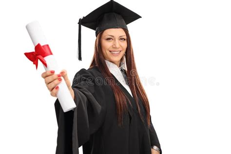 vrouw in een graduatietoga die een diploma houden stock afbeelding image of voltooiing