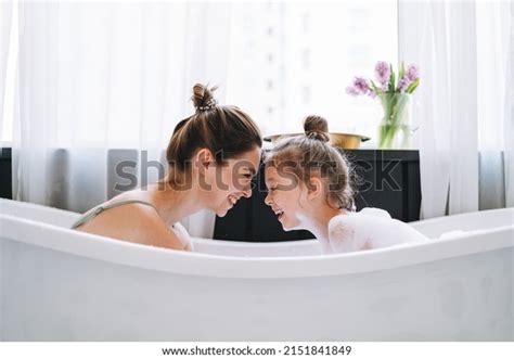 3 220 Mother daughter showering Stok Fotoğrafı Görseller ve