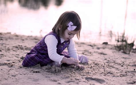 Wallpaper Child Girl Sand Play 2560x1600 Wallpaperup 647080