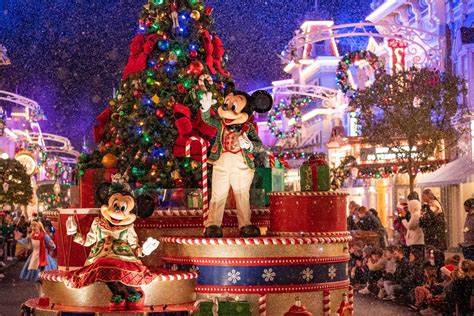 Disney Parks Holiday Events 2023 What To Know Parade