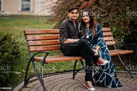 インド人夫婦の愛の物語を屋外提起しました 2人のストックフォトや画像を多数ご用意 2人 インド インド文化 Istock