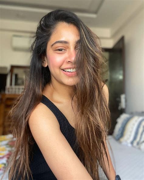 Niti Taylor Instagram Latest Pics Cinemaicon