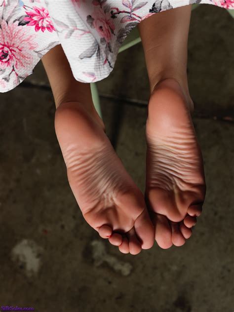 Chloe Toys Feet