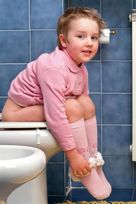 Junge auf outdoor toilette : Kind auf der Toilette stockbild. Bild von spaß, junge - 24460779