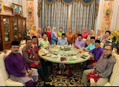 Ini kerana, jika masyarakat luar berbincang mengenai tradisi rumah terbuka, malaysia pasti di sebut sebagai sebuah negara yang telah lama mengamalkannya. RUMAH TERBUKA HARI RAYA-ERATKAN SILATURAHIM | Apa Yang ...