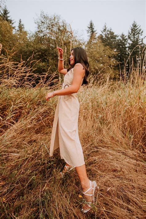 10 Field Photo Shoot Poses You Can Try Emmas Edition