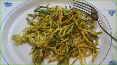 È una ricetta perfetta per la stagione estiva, quando le zucchine abbondano e vogliamo cucinarle in maniera nutriente ma anche gustosa. non solo pasticci: Spaghetti di zucchine croccanti al forno
