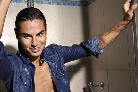 Latin Lover Julio Iglesias Jr sort la tête de l eau Musique Eau Sort