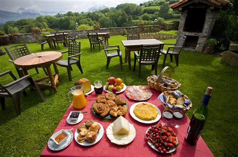 Ubicada en el valle de baztan, en el pirineo atlántico, es famoso por sus suaves colinas verdes y. Valle de Baztan, el valle encantado