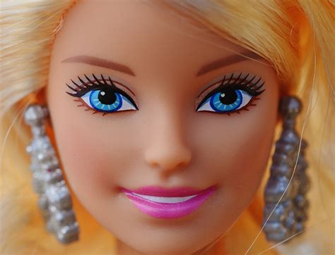 Fotoğraf Kız Oyun Renk Mavi Dudak Saç Modeli Eğlenceli Ağız Kirpik Kapatmak Insan
