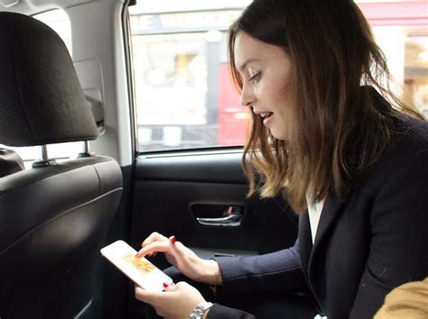 Deliciously Ella Responds To Every Email Shes Sent Each Day — Heres How She Does It