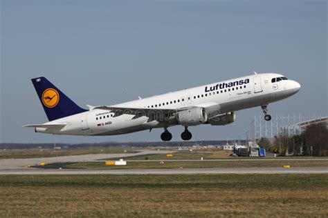 Lufthansa Airbus A320 200 Editorial Stock Image Image Of Airliner