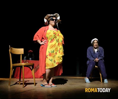 Manola Una Commedia Ironica E Brillante Al Teatro Due 21 22