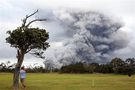 These Golfers In Hawaii Dgaf That A Volcano Is Sending Up A Giant Ash Plume
