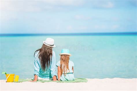 Belle Mère Et Fille à La Plage Des Caraïbes Profitant Des Vacances D été Image stock Image du