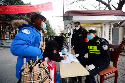 泰国目前报告的感染和死亡人数创下新高，而在亚洲新冠疫情的风暴中心印度尼西亚，医院里人满为患 印尼旅游部长桑迪亚加·乌诺（sandiaga uno）最近曾告诉bbc，科兴疫苗相当有效。 但世界卫生组织的全球疫情警报和反应网络负责人戴尔•费舍尔（dale fisher）说，泰国和印度尼西亚. 南京警方通报疫情防控整体工作情况_江南时报