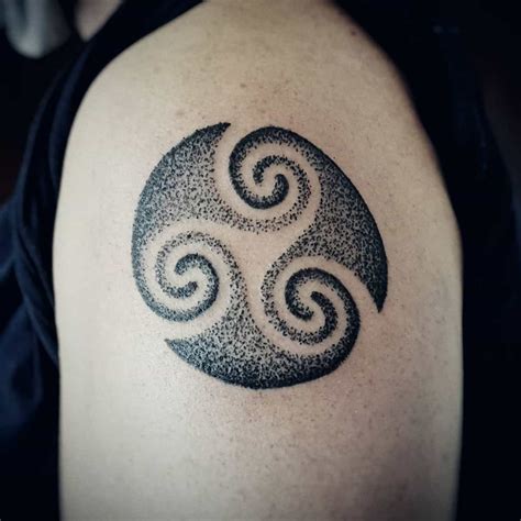 Circle Tattoo Meaning What Do Different Circle Tattoo Ideas Symbolize