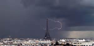 Ribbon Of Lightning Turns The Eiffel Tower Into A Letter P Daily Mail