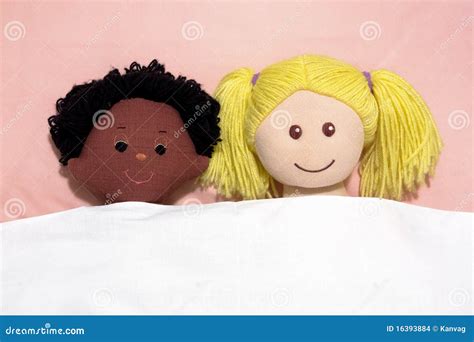 Zwischen Verschiedenen Rassen Paare Stockfoto Bild Von Mädchen Leute