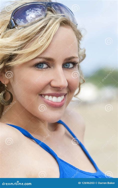 schöne junge blonde frau die am strand lächelt stockbild bild von frech blau 12696203