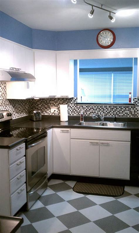 What do you do when life hands you perfectly functional 1980s kitchen cabinets — in a 1952 house? Susan transforms her 1980s kitchen for $600 - Retro Renovation