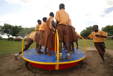 Empower Playgrounds iluminando a África através do brincar Playground da Inovação