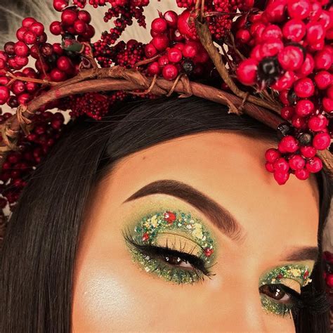 Christmas Wreath Eye Makeup Is The Most Festive Holiday Makeup On Instagram Allure