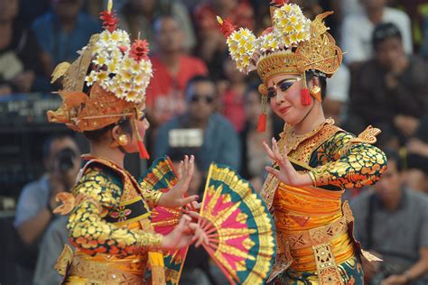 Terdapat dua ragam alat musik yang dapat kamu mainkan. 5 Tarian Adat Bali, Penuh Pesona Budaya yang Khas - Tak Terlihat