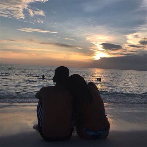 Pin By Ashley Byrne On Casal Couple Beach Pictures Relationship Goals Pictures Cute Couple