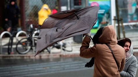 A SACAR EL SUÉTER Y PARAGUAS Frente frío 44 traerá lluvias y hasta