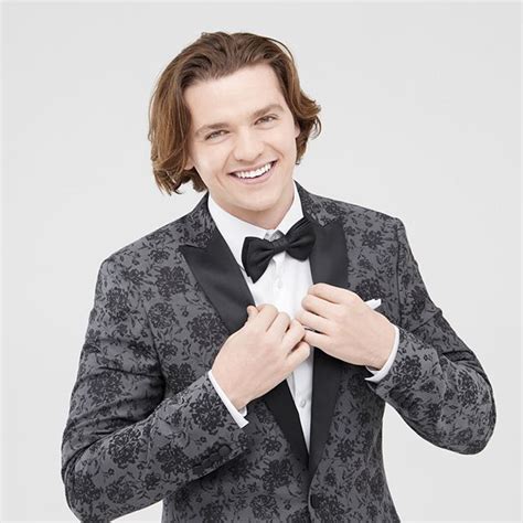 He is represented by the popular agencies and has done. Joel Courtney Wiki, Bio, Height, Weight, Age, Girlfriend ...