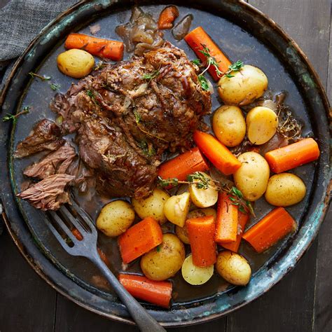 Because the roast stays submerged in liquid, it becomes very tender and often falls apart. Crock Pot Cross Rib Roast Boneless - This recipe shows you ...