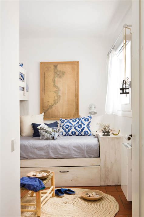 Hay muchas posibilidades, una cama individual, una cama de matrimonio, o incluso un sofá cama, si tienes poco espacio. Decorar el cuarto de invitados