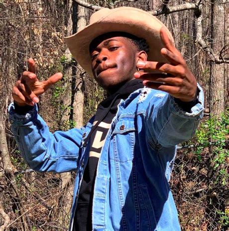 The country/trap single went viral late last year with visuals taken from the gameplay of red dead redemption 2. Lil Nas X & Billy Ray Cyrus Remix "Old Town Road" Put An ...