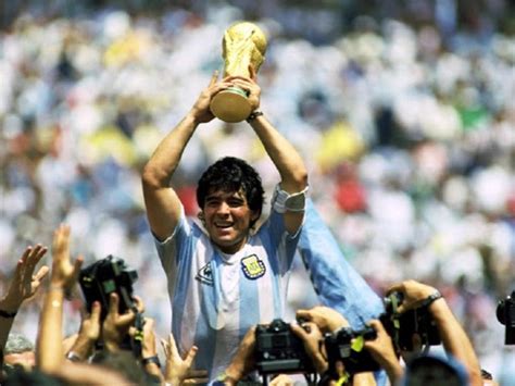 Pero una cosa es la selección (un gol en los últimos cinco partidos) y otra. La Selección Argentina despidió a Maradona con un sentido ...
