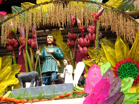 Pero la festividad de san isidro labrador, no sólo se celebra en la capital de españa, son miles los municipios de todo el país los que rinden homenaje al patrón de los trabajadores del campo, al patrón de los labradores. San Isidro Labrador | Lucban San Isidro Pahiyas Festival ...