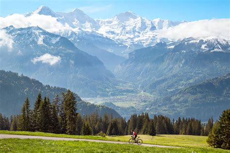 Marvel at spectacular views of the swiss mountains and discover the wonderful glaciers. The Swiss Alps mountain regions and kantons explained