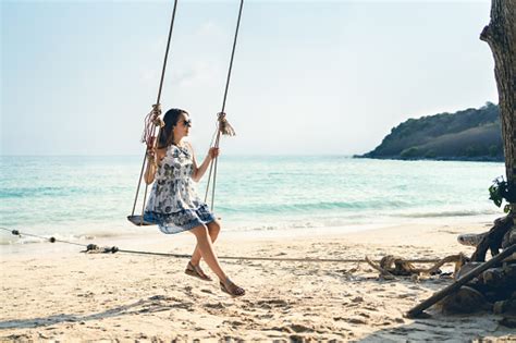 열대 낙원 해변에서 스윙 태국의 햇볕이 잘 드는 섬에서 삶과 여름 휴가를 즐기는 여성 꽤 젊은 아가씨 드레스 재미 편안한 바다 파도와 모래 25 29세에 대한 스톡 사진 및