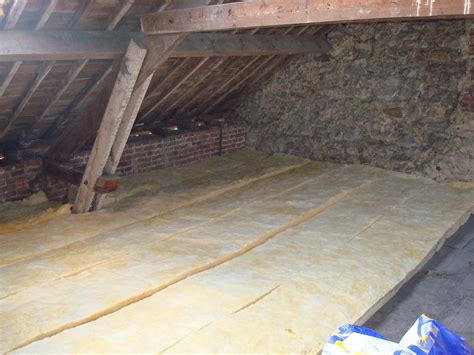 L'isolation d'un plancher se fait généralement à l'aide d'isolant souple (ou du moins non rigide) afin de facilité la pose pour que l'isolant s'adapte parfaitement à la configuration du plancher. Isolation du grenier | En route pour de nouvelles aventures