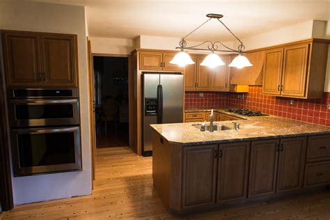 With cabinet refacing, replacement kitchen cabinet doors and drawer fronts with solid wood doors can make a big difference. Our Refacing Process