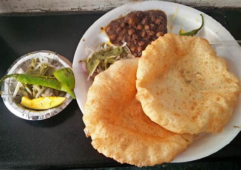 Finally, chole bhature is ready to enjoy with some onions. Best Chole Bhature Places In North Delhi | So Delhi