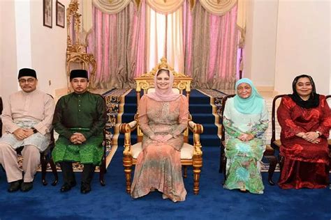 Sultanah Kelantan Tampil Buat Pertama Kali Di Istana Kelantan
