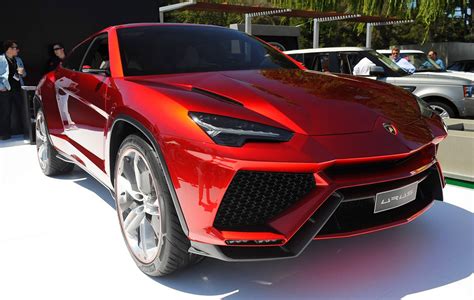 The lamborghini urus was built upon a visionary approach that combines the lamborghini dna with the most versatile vehicle, the suv. Lamborghini Urus Price In India, Launch Date, Specs and ...