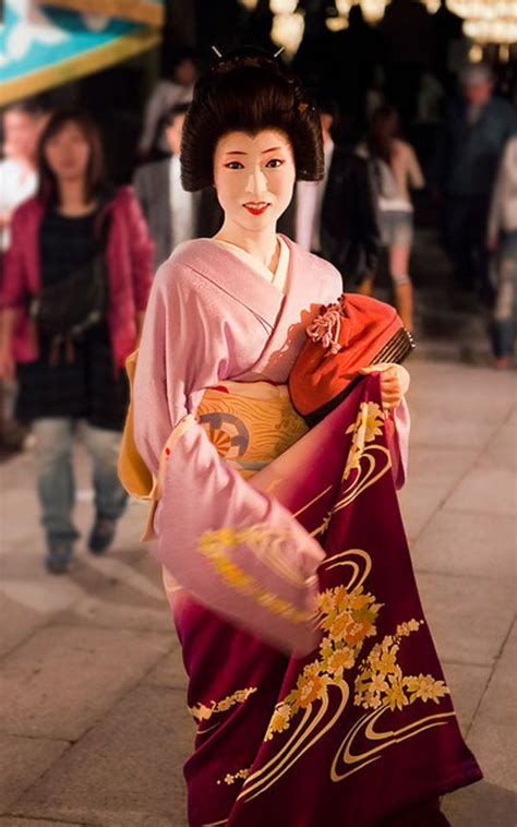 Geisha Are Traditional Japanese Entertainers They Re Focused On