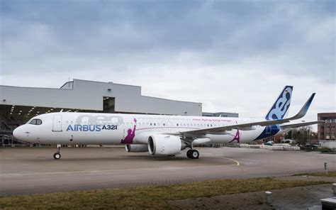 Lairbus A321neo Acf Fait Son Roll Out à Hambourg