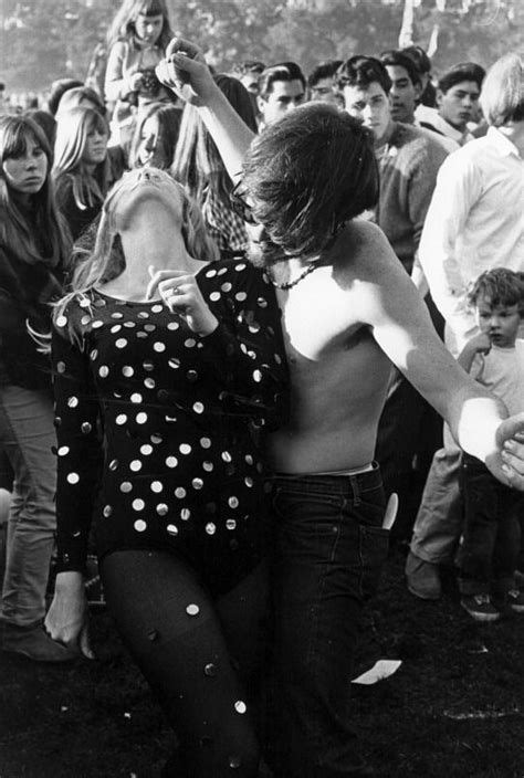Pin By Dodecho On Hippies Woodstock Paz Y Amor Por Siempre Hippie Couple Couple Dancing